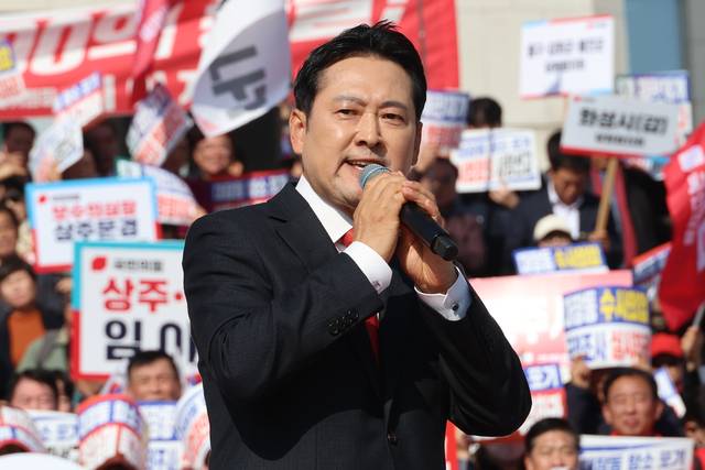 장동혁 국민의힘 당대표가 지난 11월 12일 국회 본청 앞에서 열린 “대장동 일당 7400억 국고 환수 촉구 및 검찰 항소 포기 외압 규탄대회”에서 발언하고 있다.