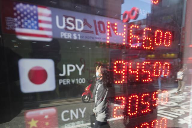 원·달러 환율이 고공행진을 이어가는 가운데 16일 서울 명동거리 환전소에 환율이 표시돼 있다. 올해 들어 주간 거래 종가가 1450원을 넘긴 날은 총 50일로, 전체 거래일(211일)의 24%에 달했다. [연합뉴스]