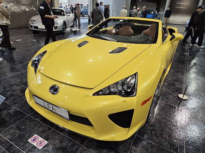 2012년 일본에서 생산된 LFA 스파이더는 렉서스 LFA의 컨버터블(오픈카) 버전로 극히 희귀한 프로토타입 차량이다. 전세계에 총 3대만 존재하는 것으로 알려져 있으며 이 중 1대가 도요타자동차박물관에 전시돼있다. 4.8L V10 엔진을 장착하고 있으며 카본 파이버 샤시를 사용한 고성능 스포츠카다. 나가쿠테(아이치현)=서혜진 특파원