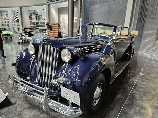 1939년 미국에서 생산된 패커드 트웰브. 우아한 스타일과 신뢰성이 높은 조용한 엔진, 긴 수명을 자랑하는 미국의 명차. 제32대 미국 대통령 루즈벨트의 전용차로 장갑차와 맞먹는 차체와 방탄유리를 장착했다. 나가쿠테(아이치현)=서혜진 특파원