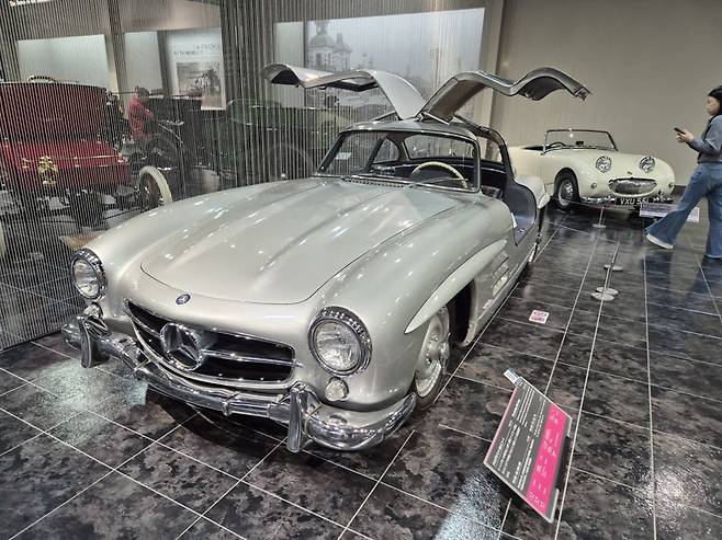 1955년 독일에서 생산된 메르세데스 벤츠 300SL쿠페. 레이싱카를 시판 차화한 차. 강관 스페이스 프레임 구조와 걸 윙 도어를 특징으로 하는 가솔린직분사 엔진의 첫 채용차이기도 하다.나가쿠테(아이치현)=서혜진 특파원
