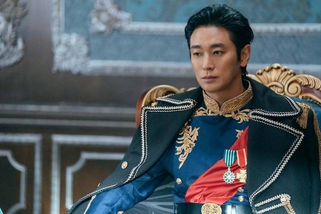 디즈니+ 오리지널 시리즈 '재혼황후' 스틸컷에 배우 주지훈이 소품으로 착용한 훈장이 독일 나치 훈장과 유사하다는 지적이 나왔다. /사진=뉴스1