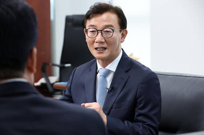 전재수 해양수산부 장관이 '북극항로 시대에 부산의 역할 및 해양수산부 부산 이전'이라는 주제로 진행된 대담에서 북극항로 개척 필요성을 설명하고 있다. 전 장관은 북극항로가 동남권의 막강한 제조업 벨트에 신규 수요를 창출, 우리나라의 새로운 성장동력이 될 것이라고 강조했다. 사진=박범준 기자