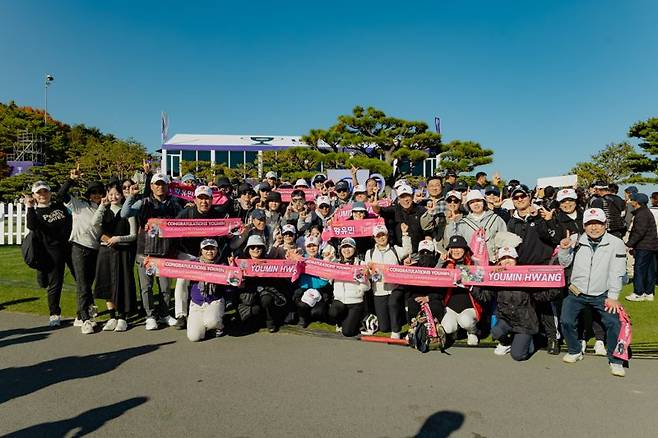 위믹스 챔피언십에 황유민을 응원하기 위해 온 팬들.대회조직위 제공