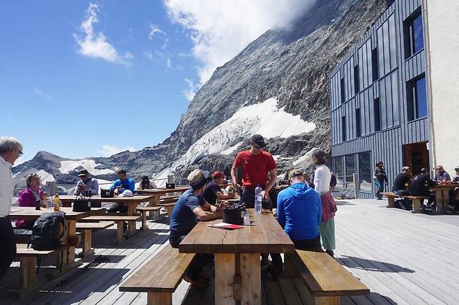 회른리 산장에서 차를 마시거나 식사를 하며 마터호른을 시선에 담는 사람들. 장보영 제공