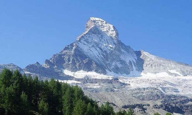 해발 4478m의 스위스 마터호른은 알프스 3대 미봉으로 꼽힌다. 삼각뿔 모양의 독특한 산세가 시선을 사로잡는다. 장보영 제공