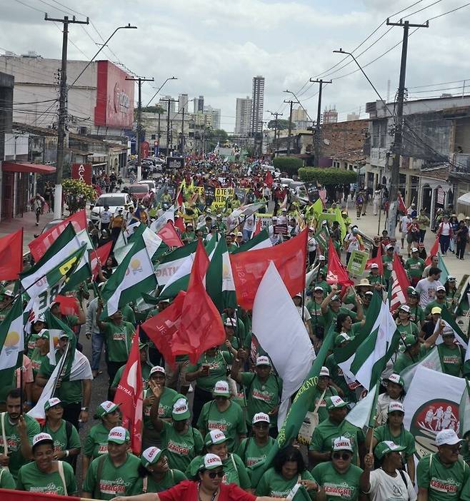 15일 민중정상회의가 개최한 브라질 벨렝 거리 행진에 참가자 줄이 길게 늘어 섰다. 주최 쪽은 5만명이 행사에 참가했다고 밝혔다. 벨렝/옥기원 기자 ok@hani.co.kr