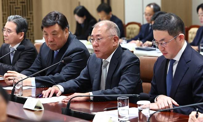 정의선 현대차그룹 회장이 16일 용산 대통령실에서 열린 이재명 대통령 주재 한미 관세협상 후속 민관 합동회의에서 발언하고 있다. 왼쪽부터 김용범 정책실장, 서정진 셀트리온 회장, 정 회장, 구광모 LG그룹 회장. 연합뉴스