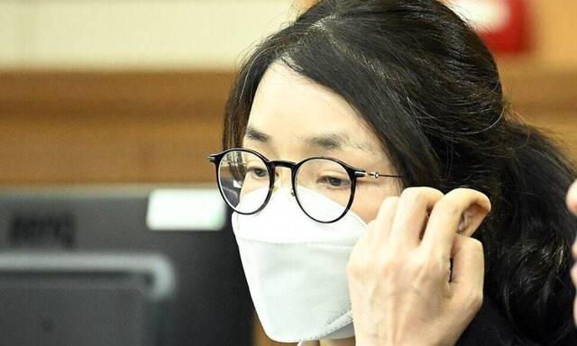 도이치모터스 주가조작 혐의와 통일교 금품수수 의혹 등으로 구속기소된 김건희 여사가 지난 9월24일 서울 서초구 서울중앙지법에서 열린 첫 재판에 출석해있다. 사진공동취재단