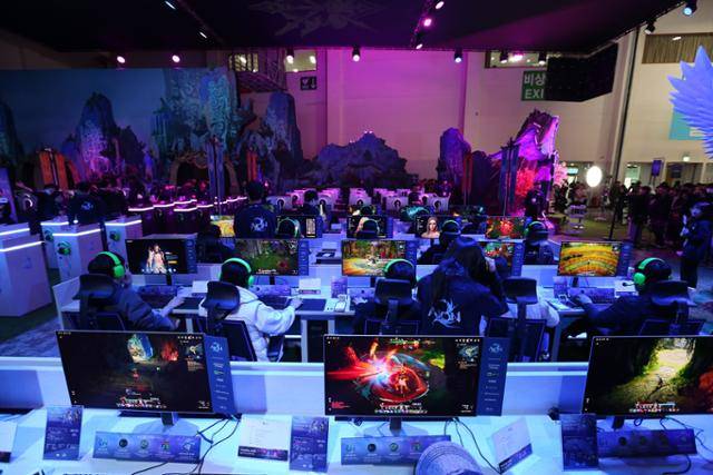 13일 지스타2025 엔씨소프트 부스에서 참가자들이 신작 '아이온2'를 체험하고 있다. 엔씨소프트 제공