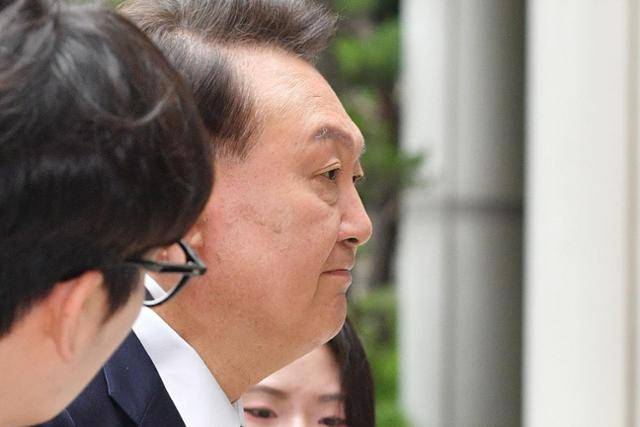 윤석열 전 대통령이 7월 3일 서울 서초구 서울중앙지법에서 열린 내란 우두머리 혐의·직권남용 권리행사 방해 혐의 사건 9차 공판에 출석하고 있다. 사진공동취재단