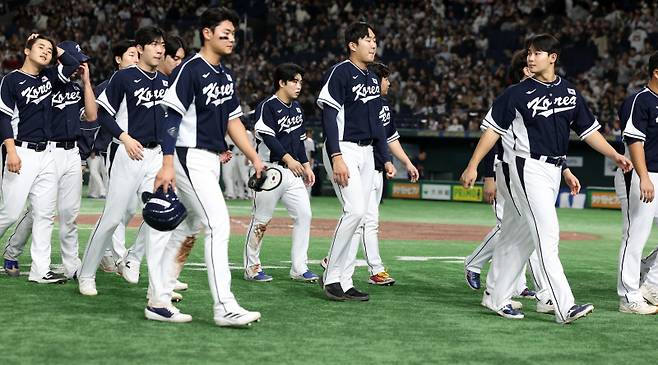<yonhap photo-4002=""> 한일전 10연패 수모 (도쿄=연합뉴스) 이동해 기자 = 15일 일본 도쿄돔에서 열린 2025 K베이스볼 시리즈 대한민국과 일본의 평가전. 11-4로 패한 대한민국 야구팀 선수들이 관중을 향해 인사한 후그라운드를 나서고 있다. 2025.11.15 eastsea@yna.co.kr/2025-11-15 22:03:08/ <저작권자 ⓒ 1980-2025 ㈜연합뉴스. 무단 전재 재배포 금지, AI 학습 및 활용 금지></yonhap>