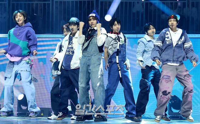 2025 코리아 그랜드 뮤직 어워즈 with iM뱅크’(2025 KGMA) 둘째날 뮤직데이가 15일 오후 인천 영종도 인스파이어 아레나에서 펼쳐졌다. 아이딧이 스페셜무대를 꾸미고 있다. KGMA는 한 해 동안 국내외 팬들에게 많은 사랑을 받은 K팝 아티스트와 작품들을 조명해 차별화된 콘텐츠를 선보이는 K팝 축제다. 올해는 KGMA 조직위원회와 크리에이터링, 디오디가 공동 주관하며, 인천광역시와 인천관광공사가 후원한다. 타이틀 스폰서로는 iM뱅크가 함께하며, 협찬사로 피자에땅, 레이블 코퍼레이션, 할리스가 참여한다. 2025 KGMA는 KT ENA가 주관 방송사로 참여하며, 틱톡라이브를 통해 일본, 중국을 제외한 국내 및 글로벌에 생중계된다. 일본에서는 훌루 재팬을 통해 실시간으로 볼 수 있다.&nbsp; 영종도(인천)=KGMA특별취재단/2025.11.15/