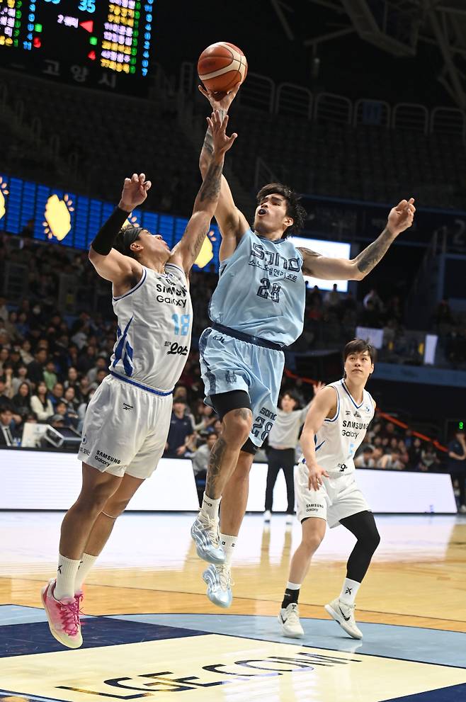 소노 켐바오(28번)이 16일 고양 소노 아레나에서 열린 삼성과의 2025~26 LG전자 프로농구 정규리그 경기서 공격을 시도하고 있다. 사진=KBL