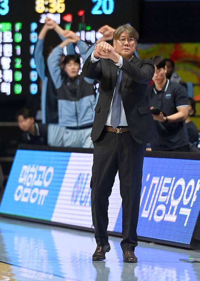 손창환 소노 감독이 16일 고양 소노 아레나에서 열린 삼성과의 2025~26 LG전자 프로농구 정규리그 경기서 어필하고 있다. 사진=KBL