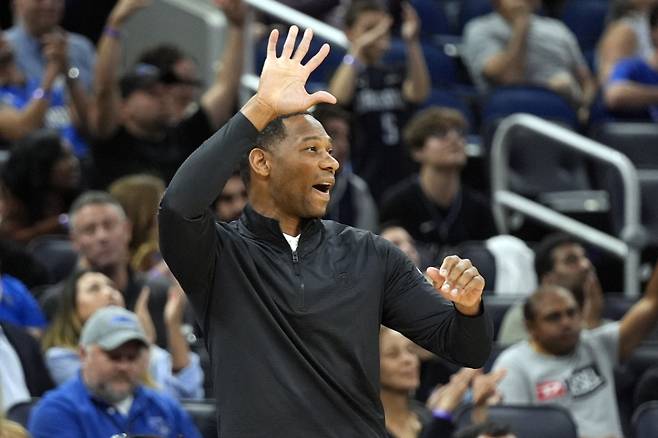 <yonhap photo-1559="">16일(한국시간) 경질된 윌리 그린 뉴올리언스 펠리컨스 감독. [AP=연합뉴스]</yonhap>