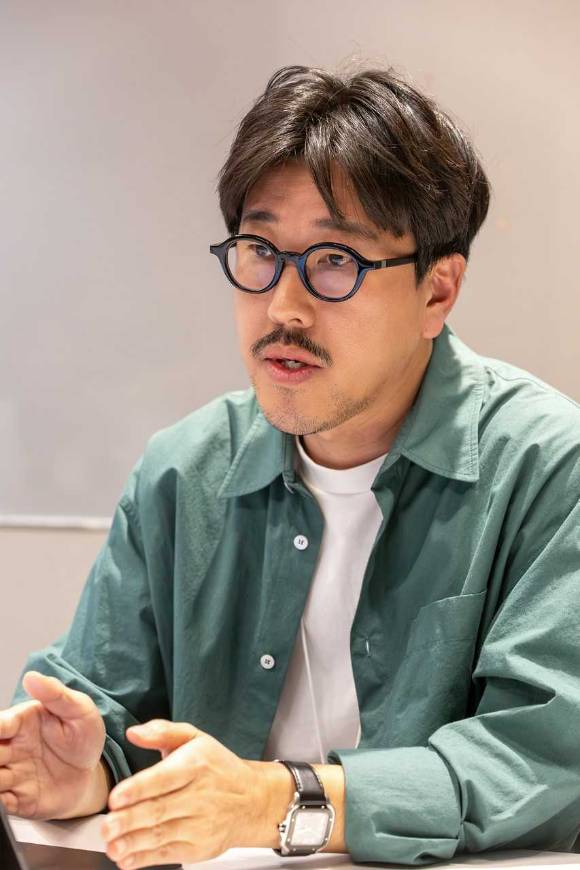 지난 14일 서울 종로구 KT EAST 사옥에서 만난 성승현 KT 기술혁신부문 X-서비스디자인팀장이 통합 UX 디자인 시스템에 대해 소개하고 있다. [사진=KT]