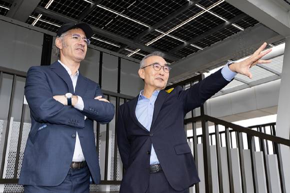 KT 김영섭 대표(오른쪽)와 팔란티어 알렉스 카프 CEO(왼쪽)가 한국에서의 첫 CEO 회동을 진행하고 기념 사진을 촬영하고 있다. [사진=KT]