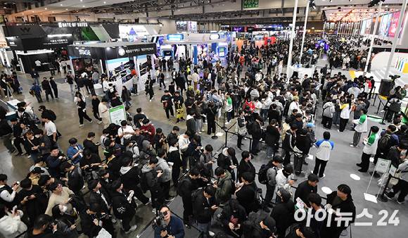 지난 13일 부산 해운대구 벡스코에서 개막한 '지스타 2025'에서 참관객들이 게임 체험을 위해 대기하고 있다. [사진=곽영래 기자]