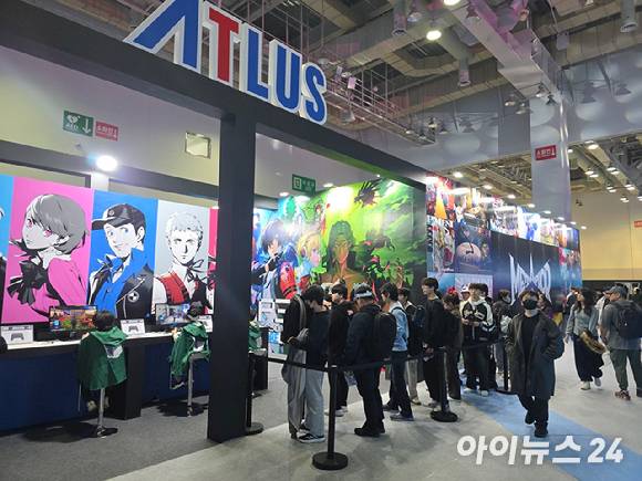 지난 15일 부산 벡스코에서 열린 '지스타 2025' 제2전시장에서 관람객들이 세가 아틀러스 부스 체험을 위해 대기하고 있다. [사진=박정민 기자]