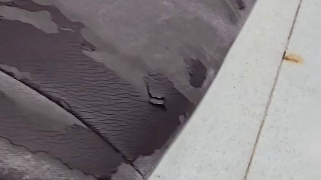 내부 재질이 드러날 정도로 마모돼, 오랜 기간 교체되지 않았다는 지적이 나온다.