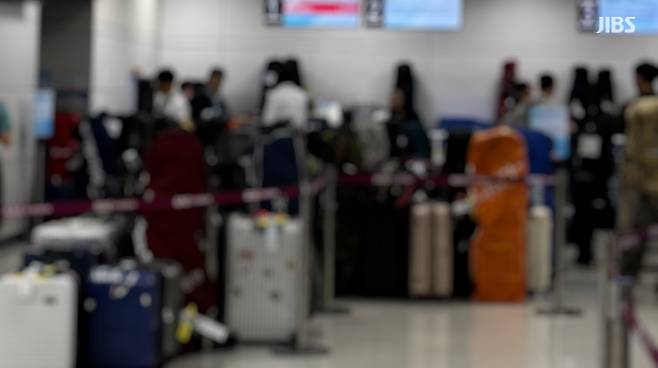 제주공항 국내선 출발장. 전국에서 가장 많은 국내선 이동이 집중되며 대기 행렬과 쌓인 수하물을 마주하는 풍경은 일상이 됐다.