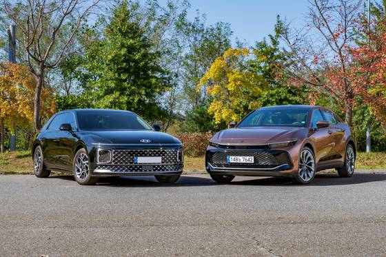 현대 그랜저 하이브리드(왼쪽)와 토요타 크라운 하이브리드.