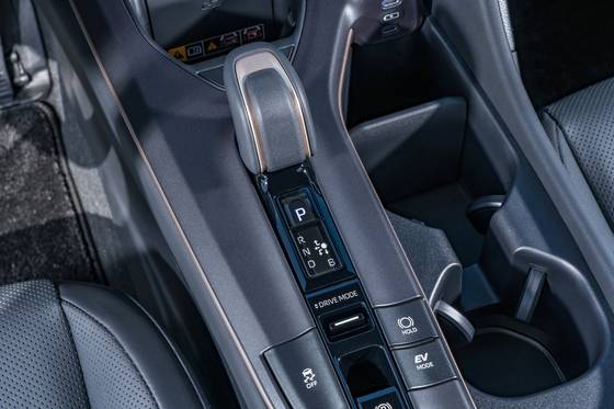 전통적 로브 기어의 토요타 크라운 하이브리드.