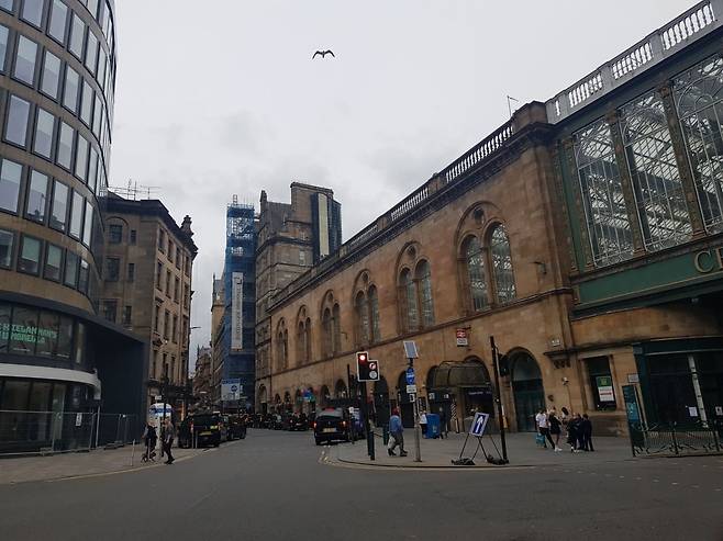 영국 스코틀랜드 최대 도시 글래스고 중앙역과 도심의 모습. 현대와 과거가 공존한 모습이다. /최종석 기자