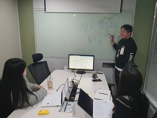 이경원 팀장(오른쪽)이 알뜰폰 시장 분석 회의를 주도하고 있다. 윤현주 기자