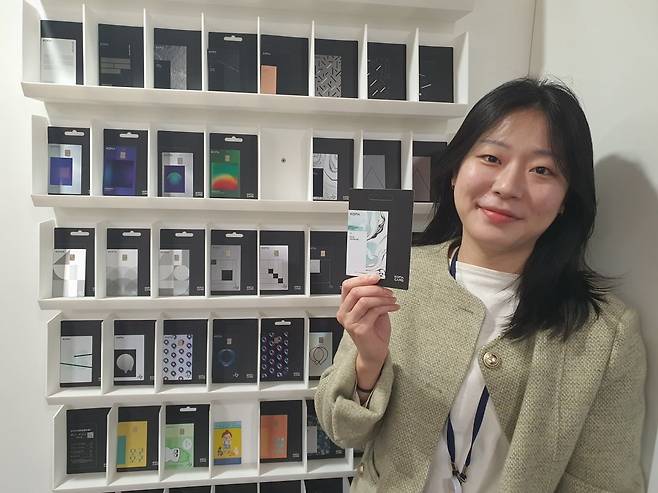 류연정 사원이 디자인 카드를 보여주고 있다. 윤현주 기자