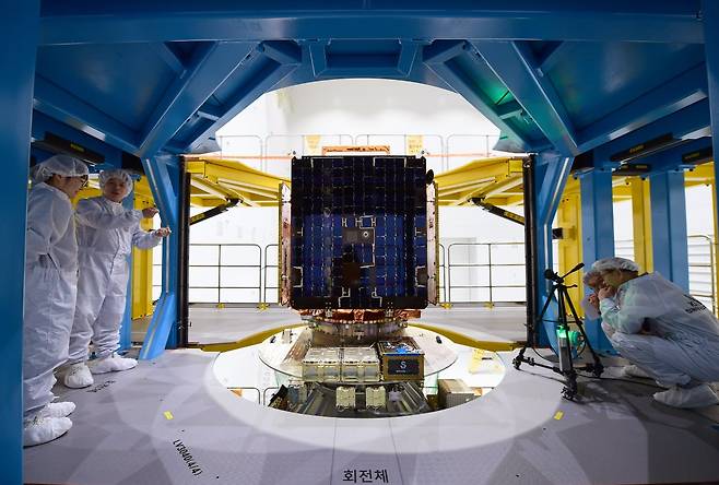 전남 고흥에 위치한 한국항공우주연구원 나로우주센터 위성시험동에서 연구원들이 누리호 3단에 장착된 차세대중형위성 3호와 큐브위성 사출관 최종 점검 작업을 수행하고 있다. 항우연 제공