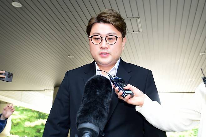 트로트 가수 김호중이 지난해 5월 서울 서초동 서울지방법원에서 열린 영장실질심사에 출석하고 있다. 한경DB