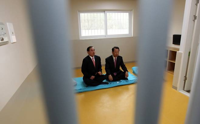 지난 2010년 11월 소망교도소 개소를 앞두고 재단법인 아가페 김삼환(오른쪽) 이사장과 권중원(왼쪽) 제1대 소망교도소장이 재소시설에 대해 설명하고 있다. 연합뉴스