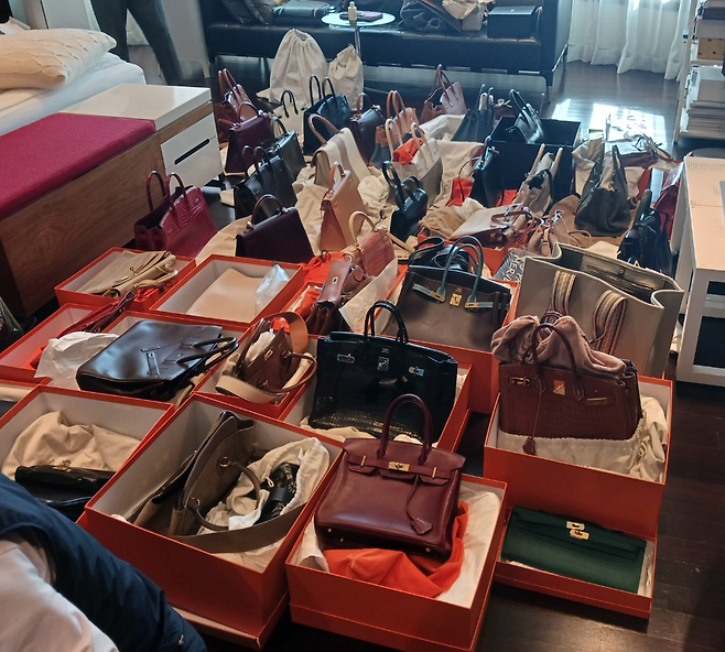 국세청이 지난 10일 고액·상습 체납자의 자택을 합동 수색한 결과 찾아낸 명품 에르메스 가방 60점. 국세청 제공