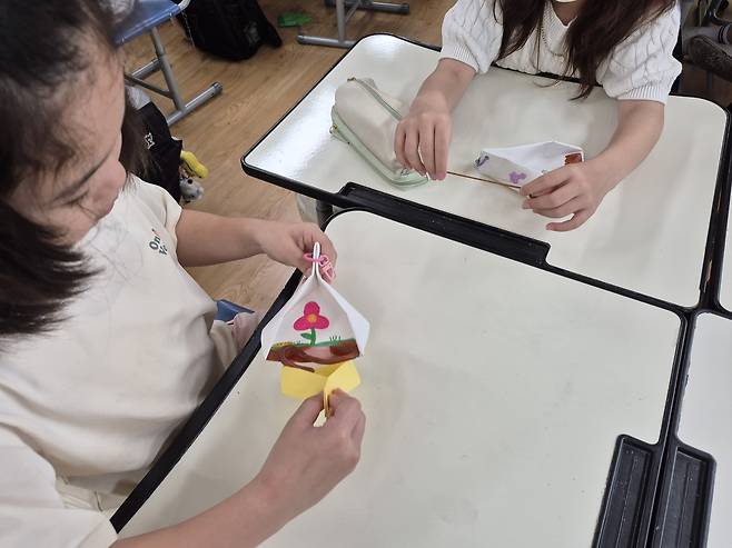 지렁이 구조 도구를 만드는 아이들.  인천 도담초 유인근 교사 제공