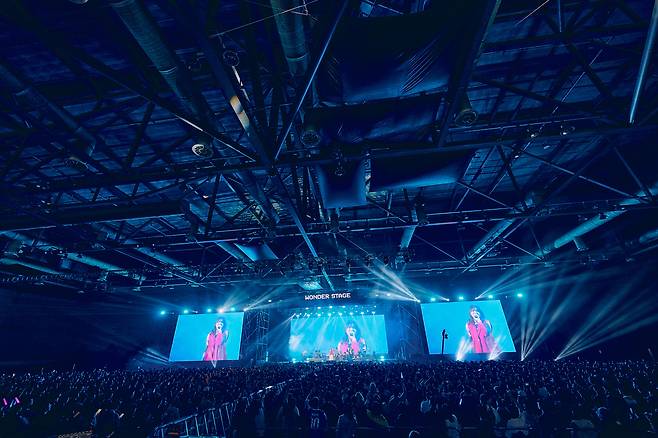 지난 15일 경기 고양 킨텍스 제2전시장에서 열린 ‘원더리벳 2025’에서 이키모노가카리가 무대를 선보이고 있다. LIVET & WANDERLOCH 제공