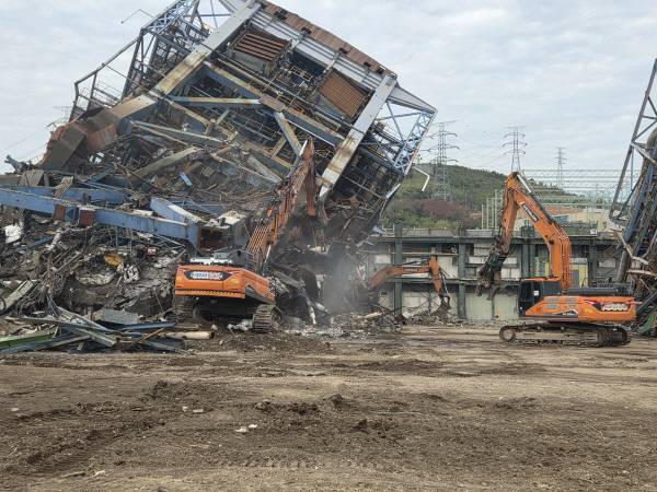 지난 13일 울산화력발전소 보일러 타워 붕괴 사고 현장에서 마지막 1명 매몰자를 찾기 위해 중장비들이 동원돼 보일러 타워 구조물들을 해체하고 있다. 연합뉴스