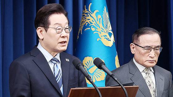President Lee Jae Myung speaks about the conclusion of the Korea-U.S. fact sheet at the presidential office press briefing room in Yongsan, central Seoul, on Nov. 14. National Security Adviser Wi Sung-lac stands at right. [JOINT PRESS CORPS]