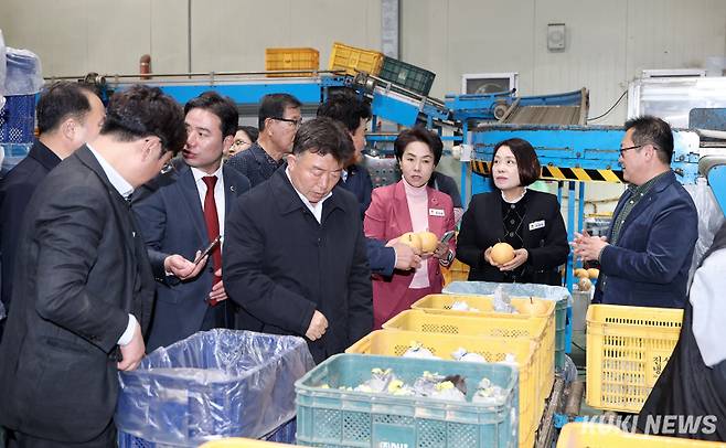 충남도의회 농수산해양위원회는 지난 14일 아산지역 농수산 주요 현장을 방문해 가축질병 방역체계와 과수 선별·출하 현황을 점검했다.&nbsp;