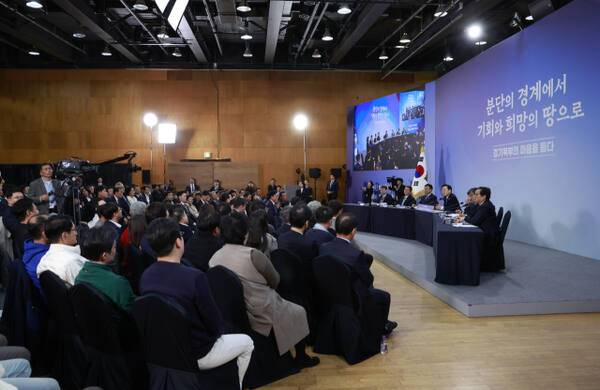 14일 경기 파주시 라이브러리스테이 지지향에서 이재명 대통령 주재로 '경기 북부의 마음을 듣다' 타운홀 미팅 간담회가 진행되고 있다. 연합뉴스