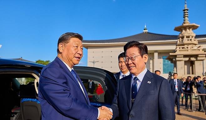 시진핑 중국 국가주석 영접하는 이재명 대통령 / 사진=연합뉴스