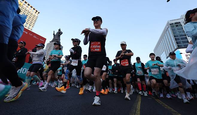 16일 2025 MBN 서울 마라톤이 개최 된 가운데 참가자들이 출발지인 광화문광장에서 달려나가고 있다.  [이승환 기자]