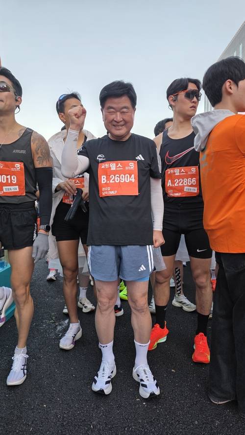 2025 MBN 서울마라톤에 참가한 권오갑 HD현대 명예회장 겸 한국프로축구연맹 총재가 출발을 앞두고 화이팅을 외치고 있다. [조효성 기자]