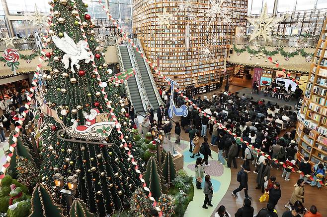 16일 오후 서울 강남구 코엑스몰 별마당도서관에서 열린 서울시뮤지컬단 신작 ‘크리스마스 캐럴’ 토크 콘서트에서 배우들이 주요 장면을 시연하고 있다. [연합뉴스]