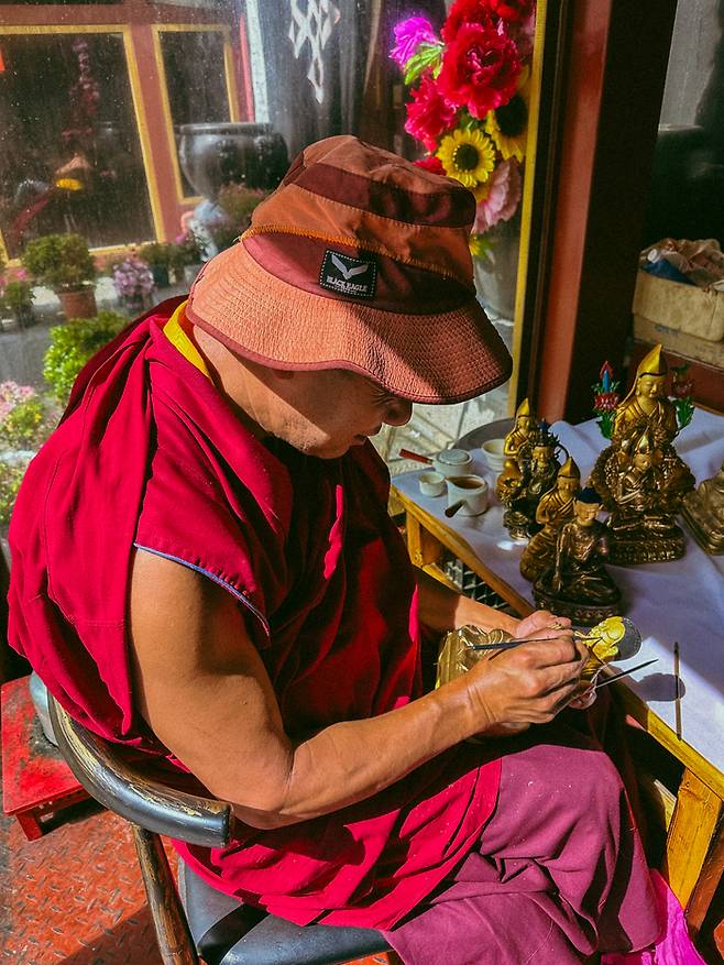 다바오 사원에서 불상을 정교하게 채색하는 수도승 / 사진=권효정 여행+ 기자