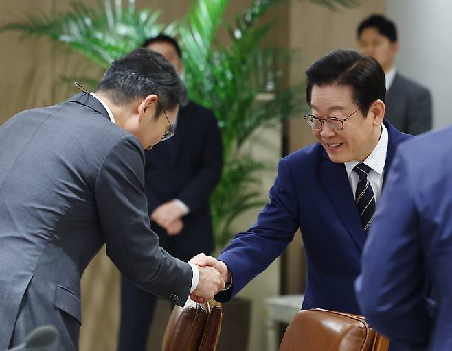 이재명 대통령이 16일 용산 대통령실에서 열린 한미 관세협상 후속 민관 합동회의에서 이재용 삼성전자 회장과 인사하고 있다. [연합뉴스]