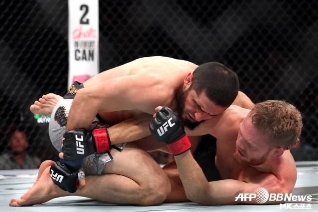 마카체프는 5라운드 내내 마달레나를 무너뜨렸다. 사진=AFPBBNews=News1