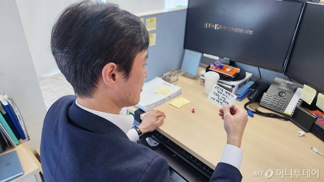 이국재 경기북부경찰청 반부패경제범죄수사2대 금융수사팀장. 사건 고소장이 접수되고 2023년 8월 이 팀장이 받은 포스트잇 쪽지를 들고 있다. '불법 대출 죄지은 자 밝혀주시고 억울한 사람 도와달라'는 내용이다. /사진=김미루 기자.