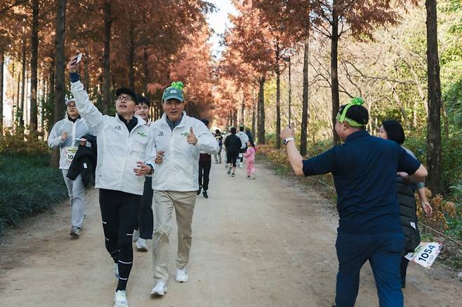 정희원 서울시 건강총괄관이 16일 오전 서울 마포구 상암월드컵 공원에서 '쉬엄쉬엄런' 행사 중 오세훈 시장과 사진을 찍고 있다. /사진=서울시